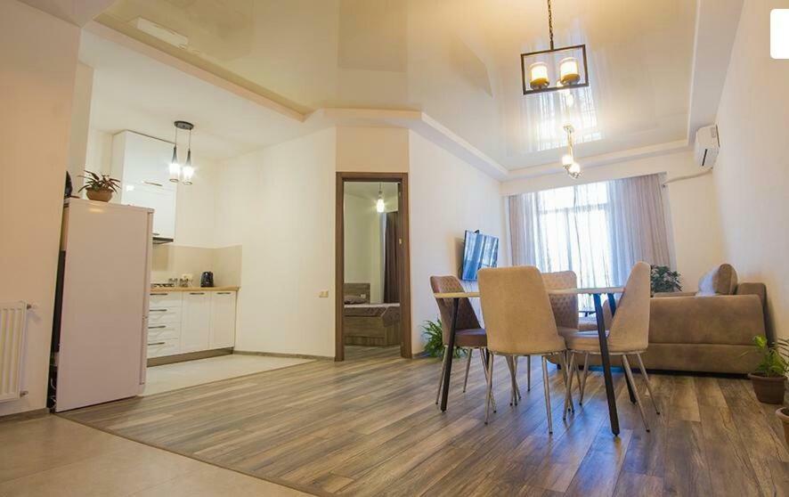 Tikas Home Апартаменты ティビリシ エクステリア 写真